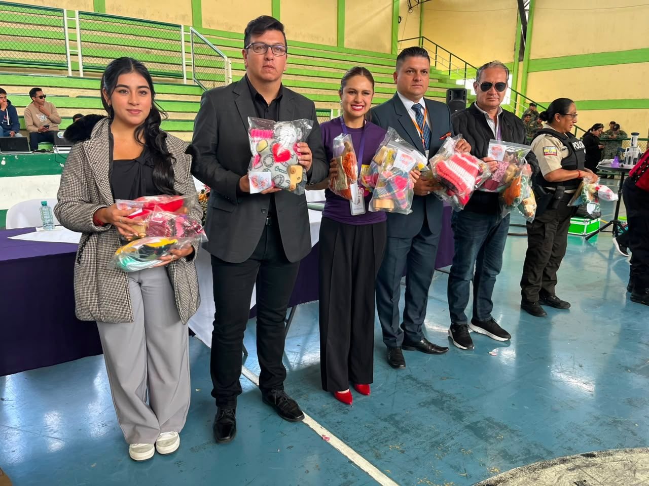 Equipo de Fundación Jusedi durante una entrega comunitaria institucional