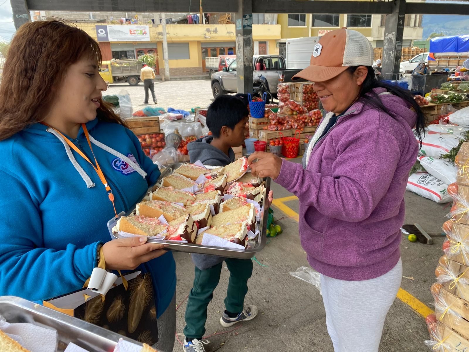 Voluntaria de Fundación Jusedi entregando alimentos en el mercado